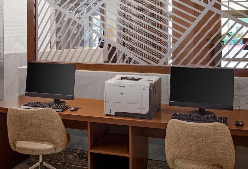 هتل Doubletree By Hilton Irvine   Spectrum
