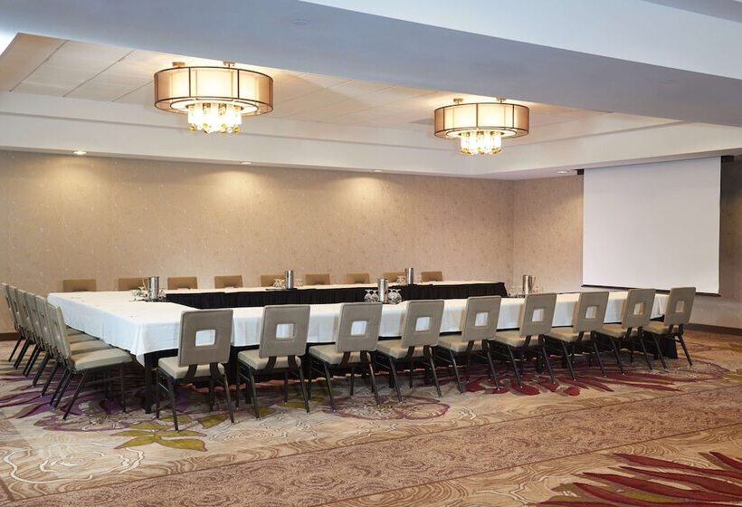 هتل Doubletree By Hilton Irvine   Spectrum