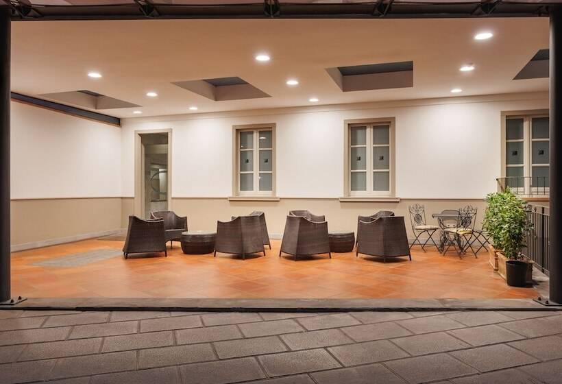 Fotos del hotel Embassy:  36