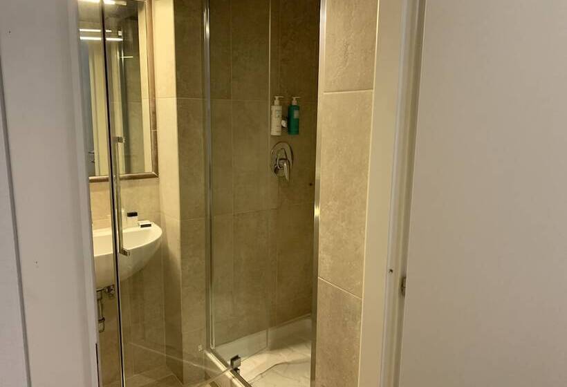 Fotos del hotel Embassy:  25