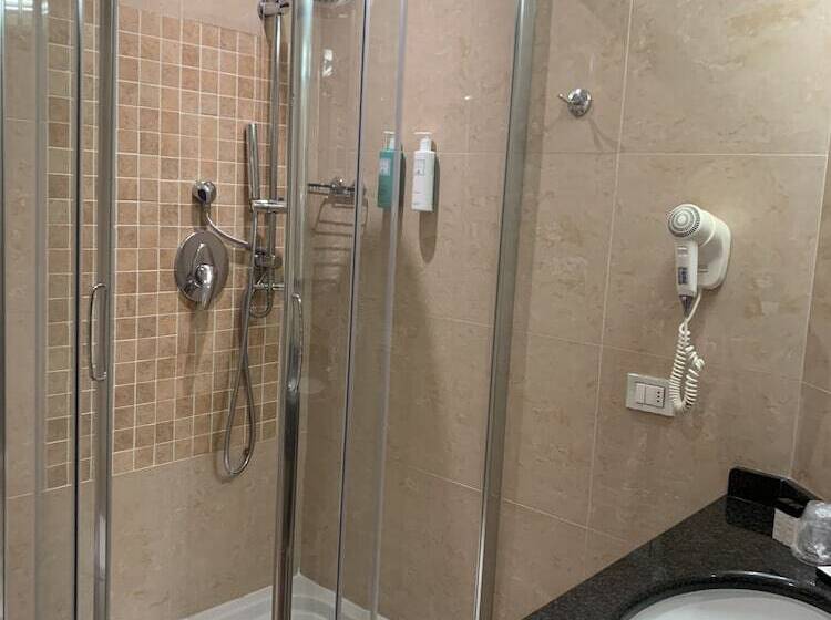 Fotos del hotel Embassy:  26