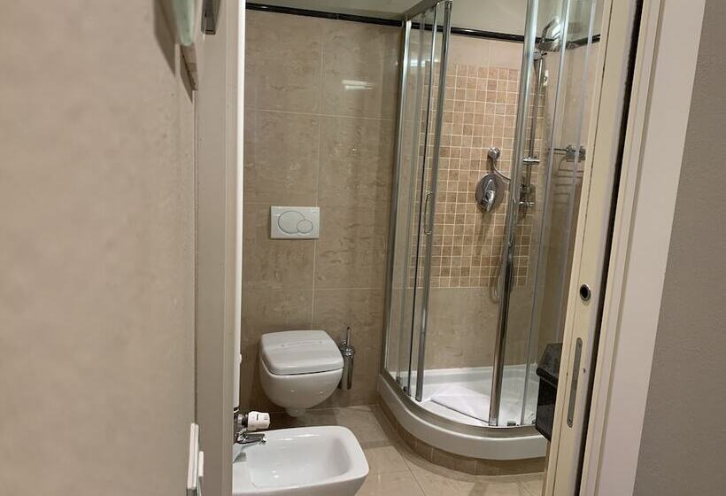 Fotos del hotel Embassy:  31