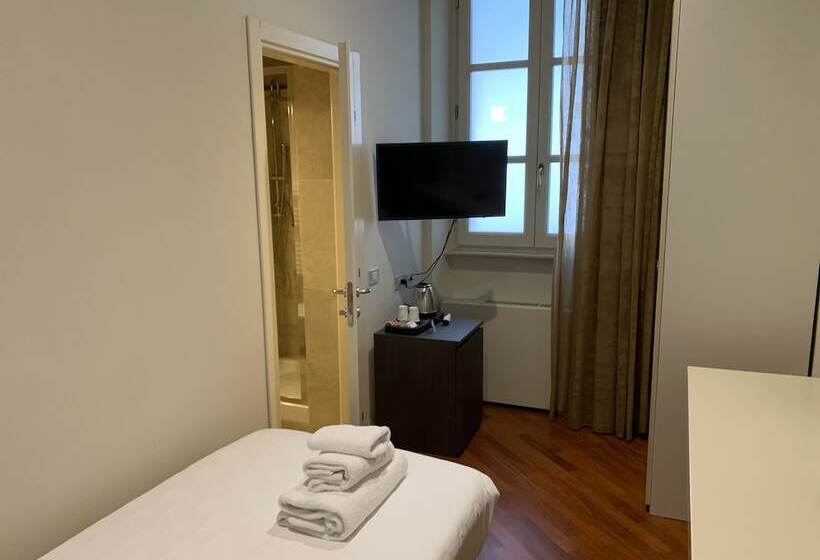 Fotos del hotel Embassy:  32