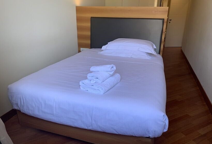 Fotos del hotel Embassy:  33