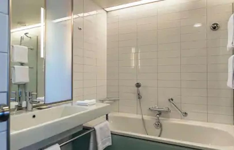 هتل Hilton Helsinki Airport
