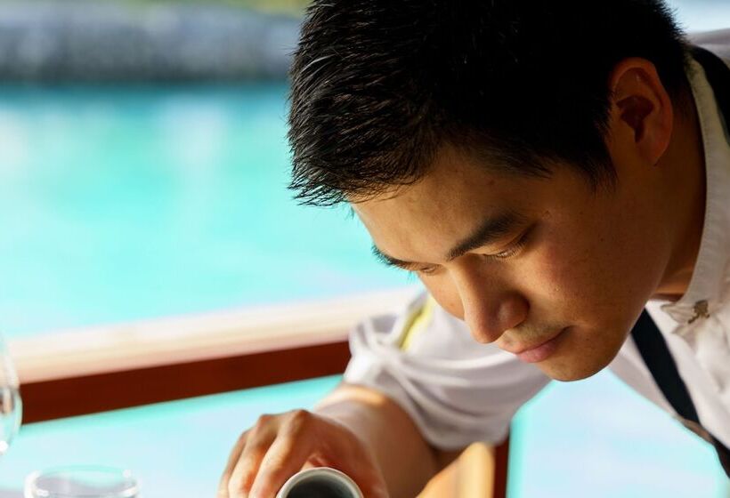 هتل The St. Regis Bora Bora Resort