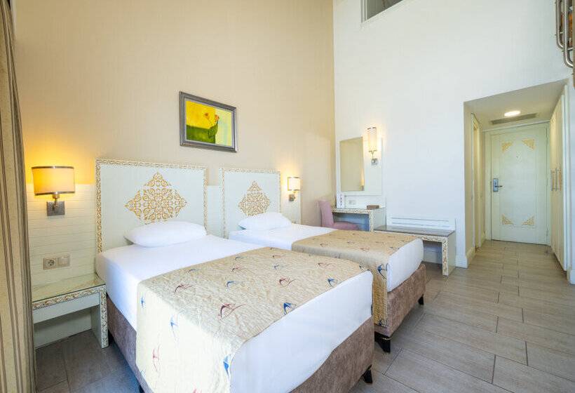 هتل Crystal Admiral Resort Suites & Spa  Ultimate All Inclusive