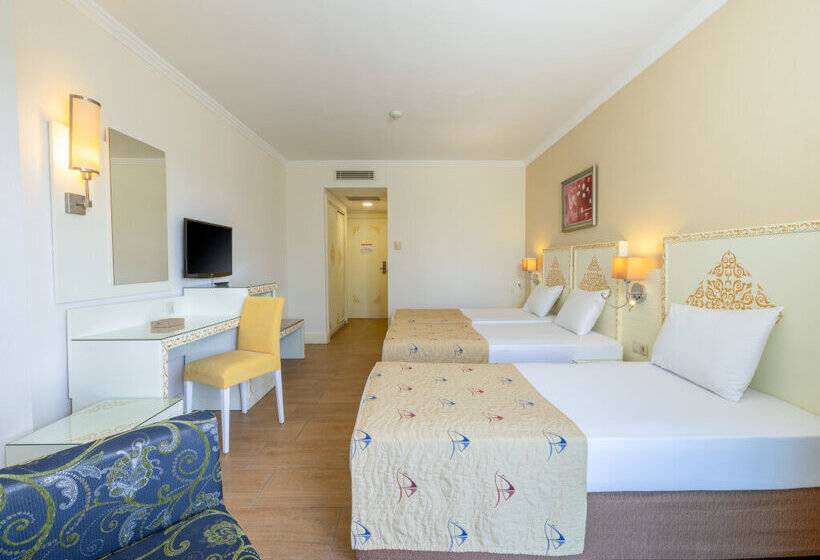 هتل Crystal Admiral Resort Suites & Spa  Ultimate All Inclusive