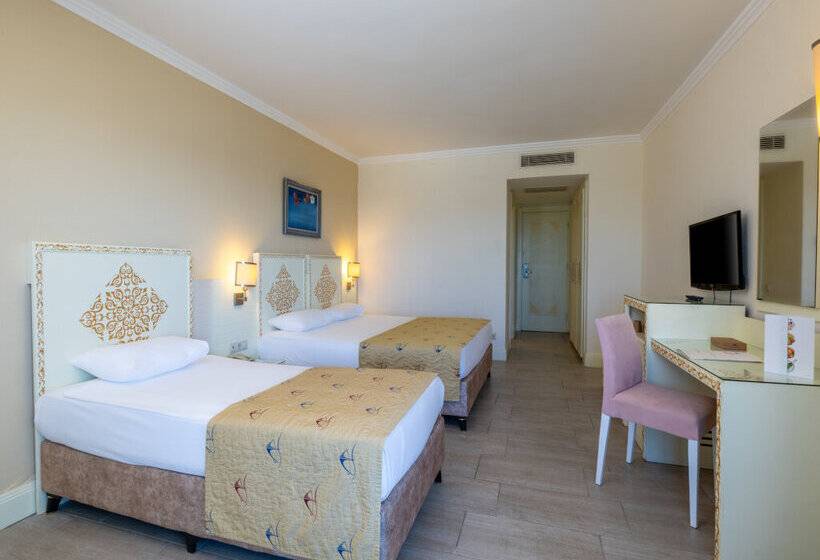 هتل Crystal Admiral Resort Suites & Spa  Ultimate All Inclusive