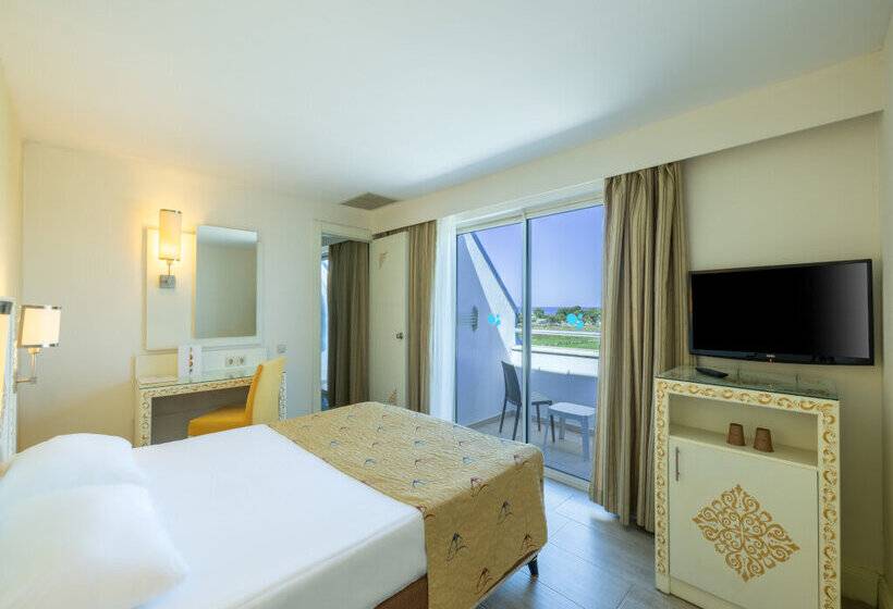 هتل Crystal Admiral Resort Suites & Spa  Ultimate All Inclusive