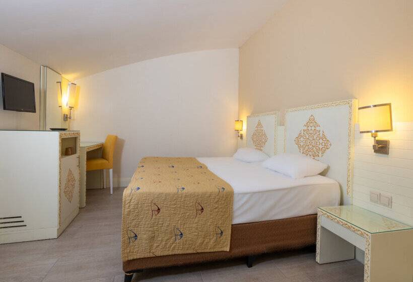 هتل Crystal Admiral Resort Suites & Spa  Ultimate All Inclusive