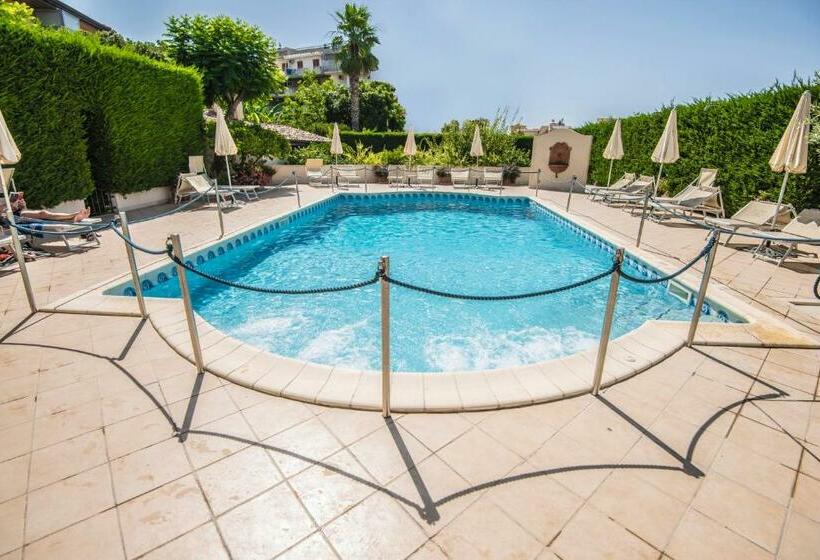 هتل Villa Daphne