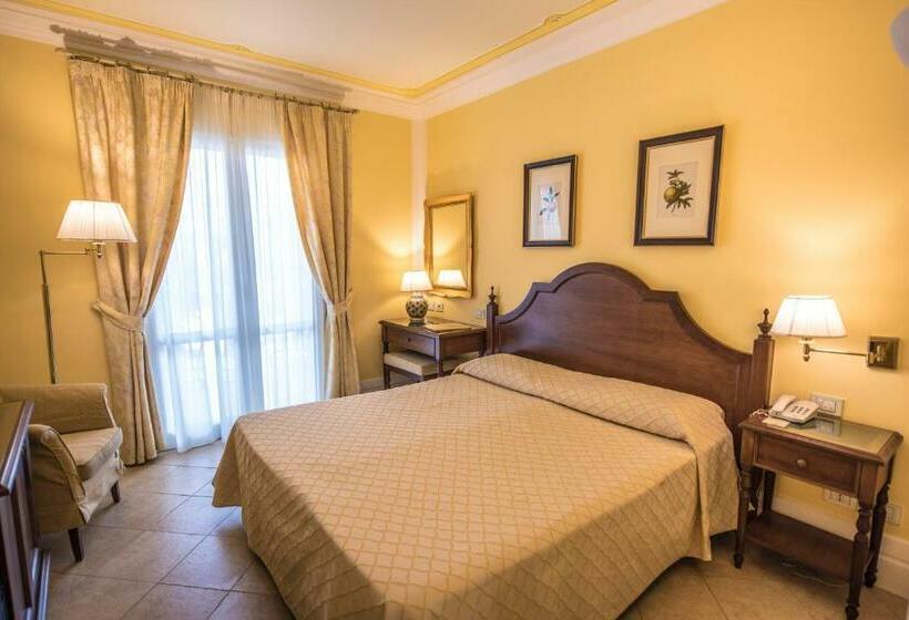 هتل Villa Daphne