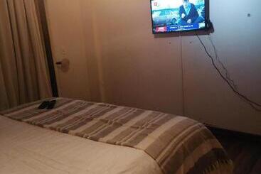 تختخواب و صبحانه 180 On Anderson Guest House
