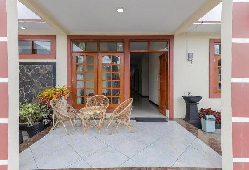هتل Reddoorz At Wr Supratman Batu