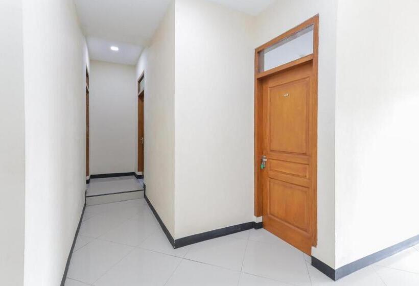 هتل Reddoorz At Wr Supratman Batu