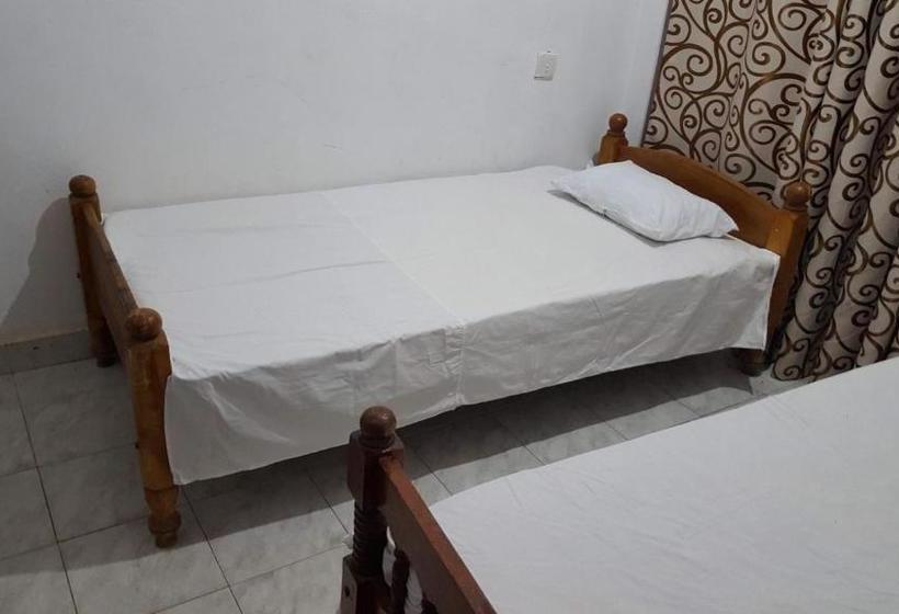 فندق Tharuka Rest Inn