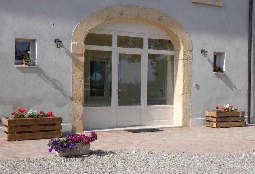 هتل Agriturismo Il Fontanile
