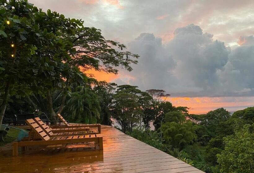 צימר Pacific Edge Eco Lodge