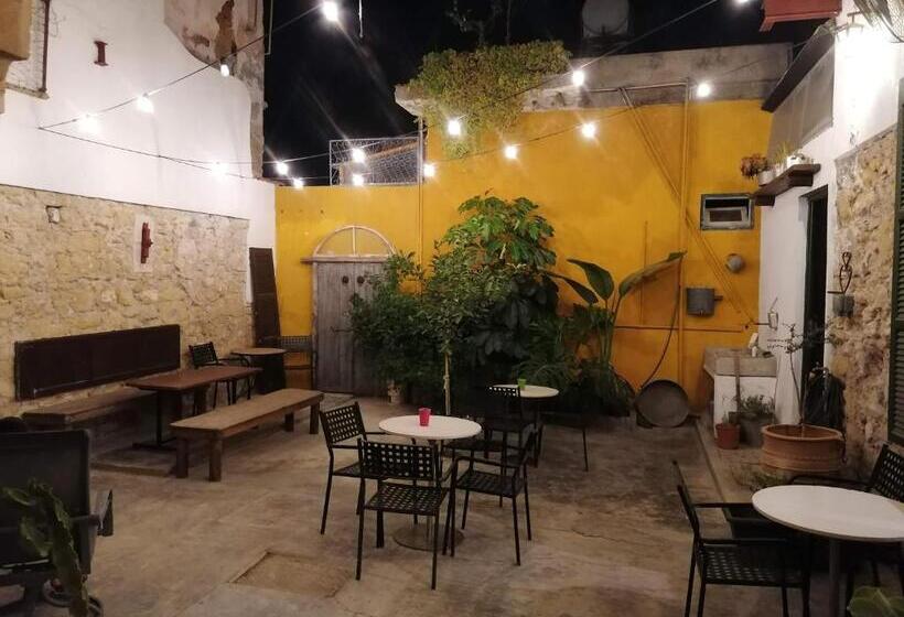Le Mat Hostel