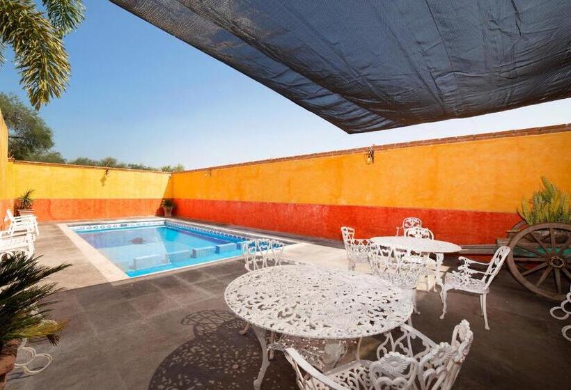 هتل Villas De San Miguel Media Luna