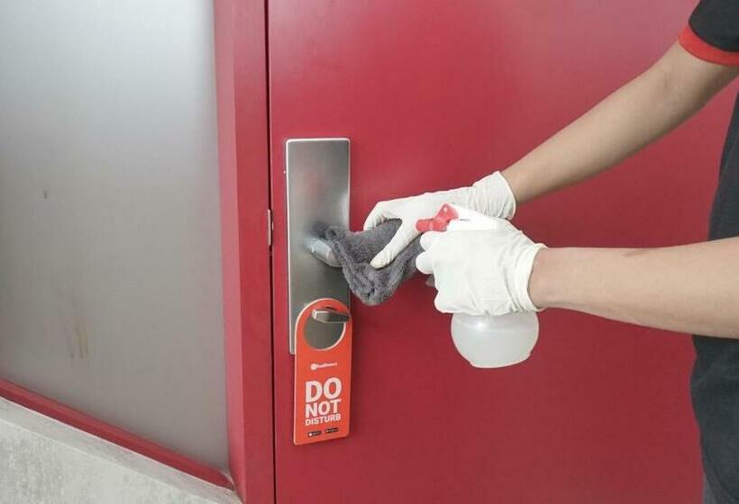 بنسيون Reddoorz Plus @ Bitung City Center