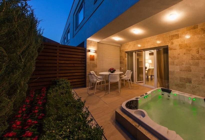 هتل Sun City Arcadia Apartments
