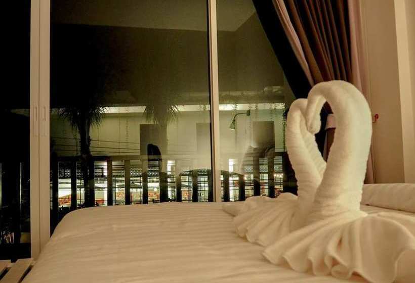 호텔 Take A Break At Naiyang Beach Hostel
