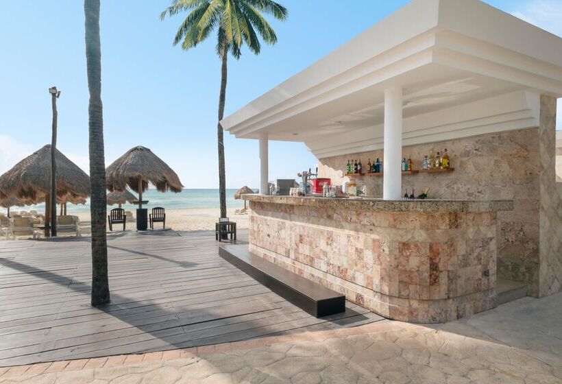 هتل Iberostar Waves Tucán