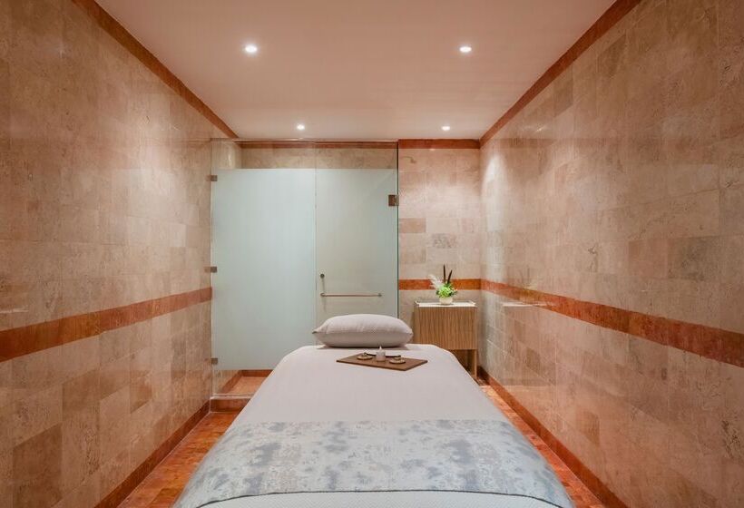 هتل Iberostar Waves Tucán