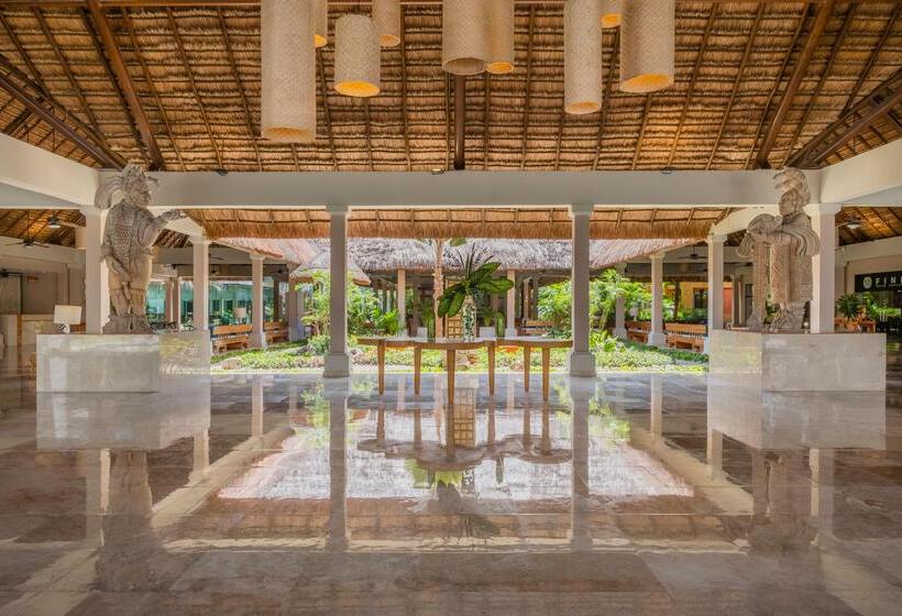 هتل Iberostar Waves Tucán
