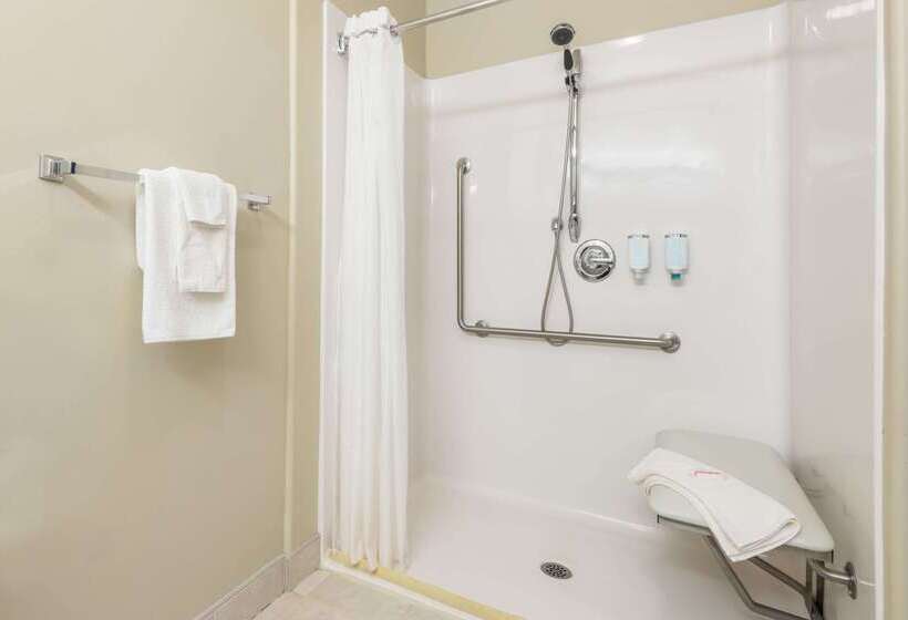 فندق Super 8 By Wyndham Windsor Ns