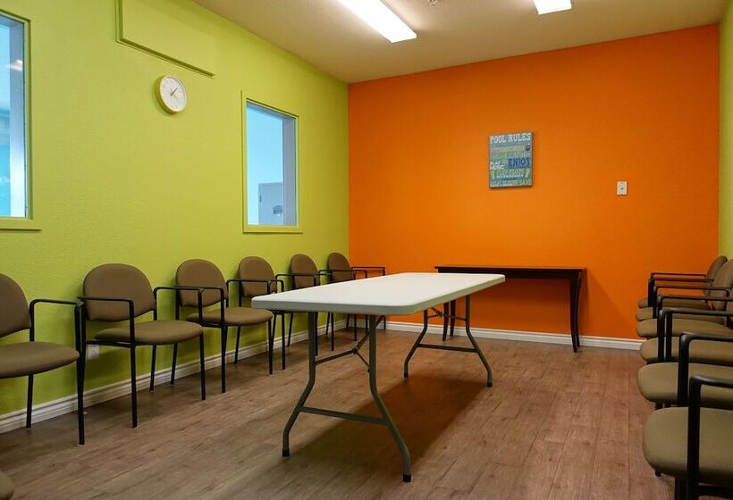 فندق Super 8 By Wyndham Windsor Ns