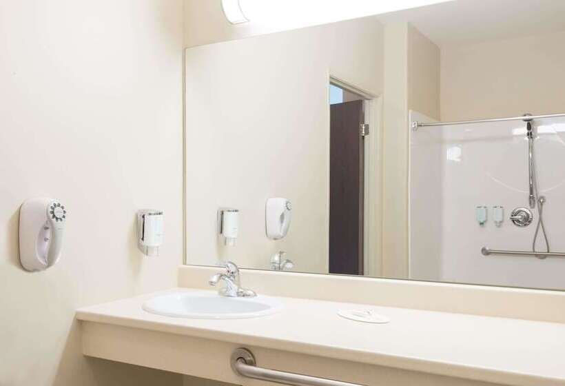 فندق Super 8 By Wyndham Windsor Ns