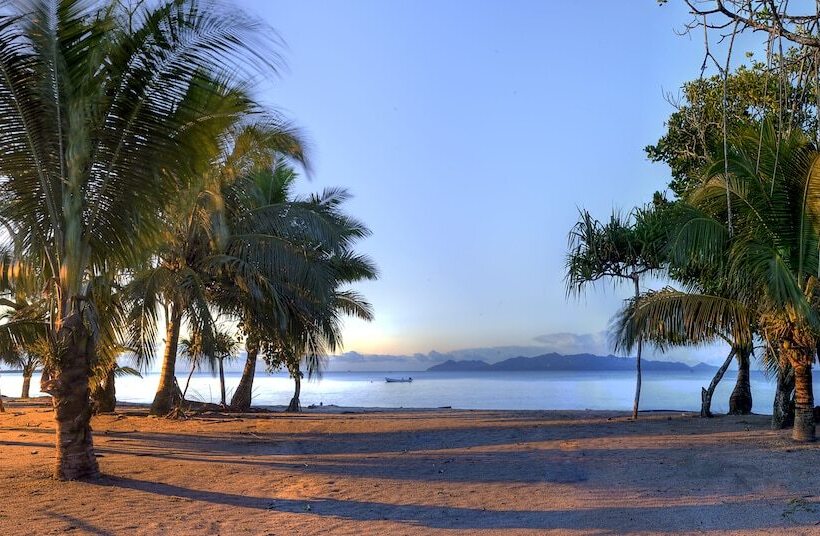 هتل Uprising Beach Resort