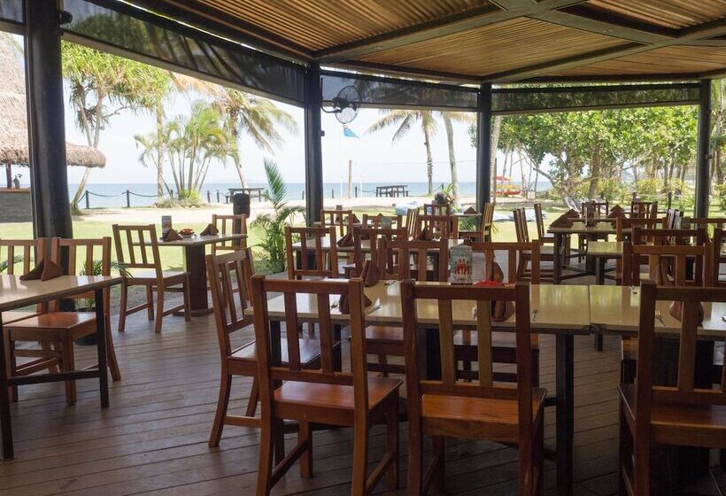 هتل Uprising Beach Resort