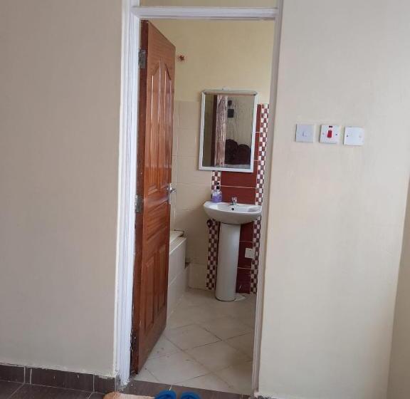 تختخواب و صبحانه Ree Homestay And Safaris Jkia