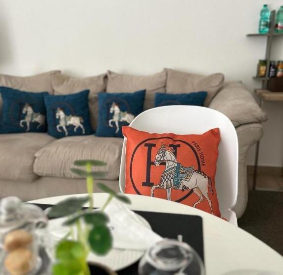 تختخواب و صبحانه Zeta Rooms