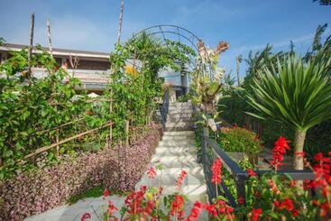 Giriwood Hotel & Villa