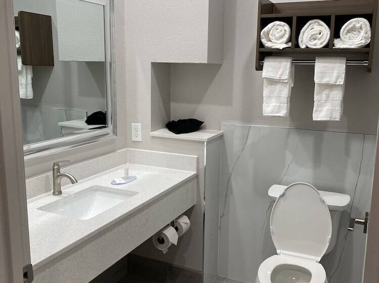 בית מלון כפרי Clarion Pointe Port Arthur Beaumont South