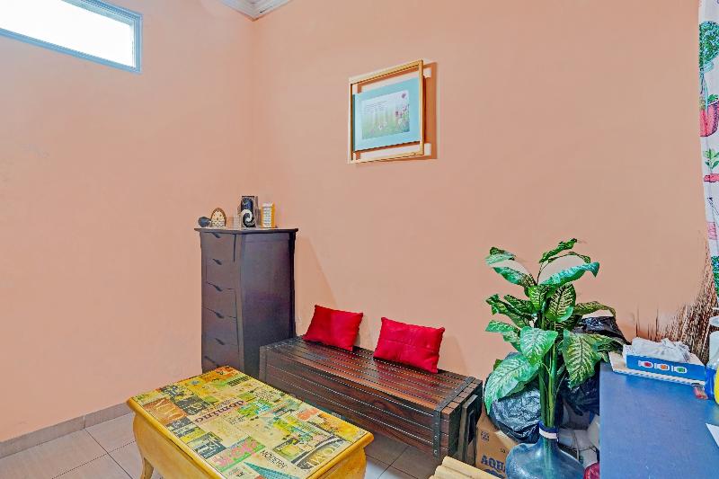 هتل Oyo 90234 Dhoho Family Guest House