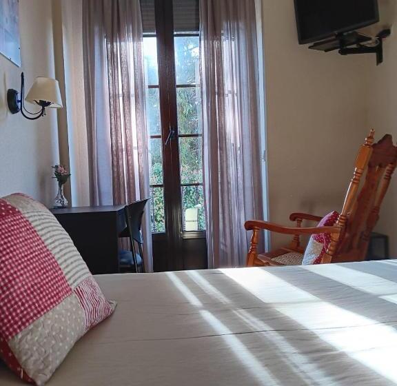 پانسیون Hostal La Cigueña