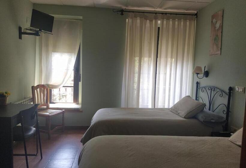 پانسیون Hostal La Cigueña