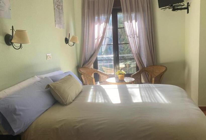 پانسیون Hostal La Cigueña