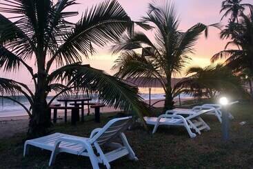 هتل Afro Beach Eco Resort Butre