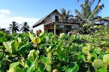 هتل Afro Beach Eco Resort Butre