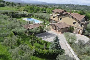 تختخواب و صبحانه La Tenuta Del Barone