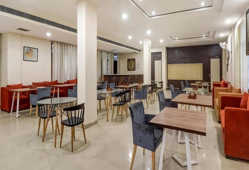 هتل Super Capital O Divira Inn