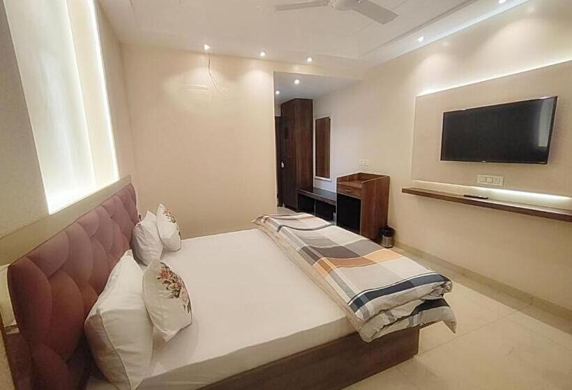 هتل Luxuria
