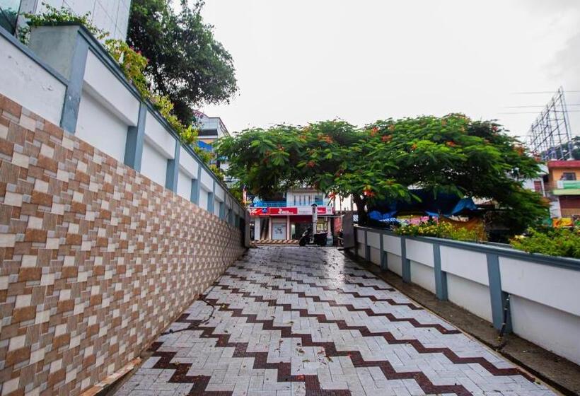 هتل Woodside Residency